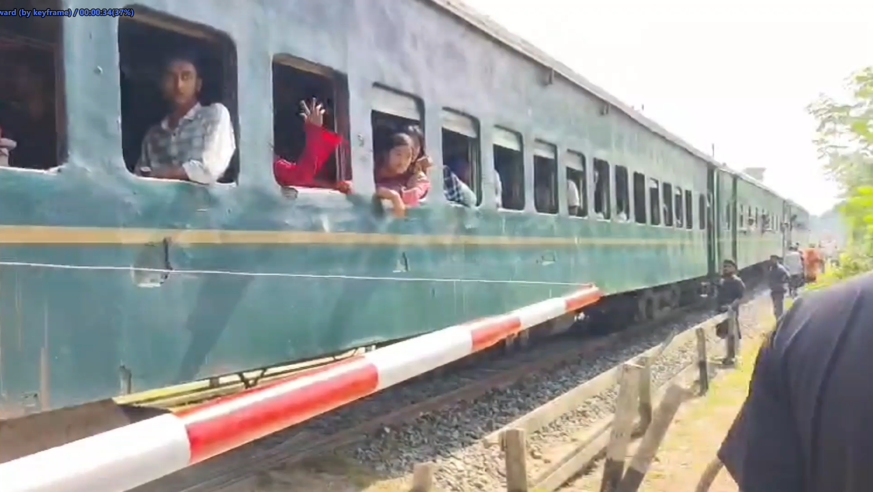 বগি রেখে ২ কিলোমিটার দূরে ইঞ্জিন, আড়াই ঘণ্টা সড়ক-রেল যোগাযোগ বন্ধ